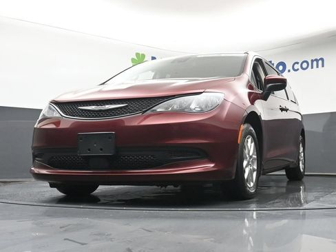 Used 2023 Chrysler Voyager LX FWD image 7
