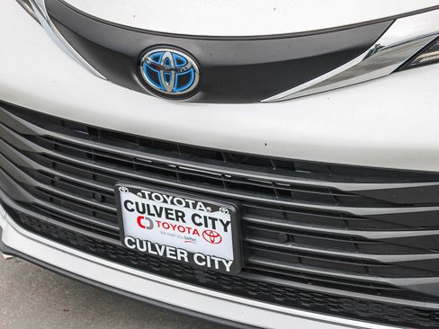 Certified 2023 Toyota Sienna XLE image 6