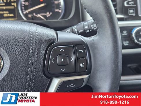 Used 2016 Toyota Highlander Limited Platinum image 29