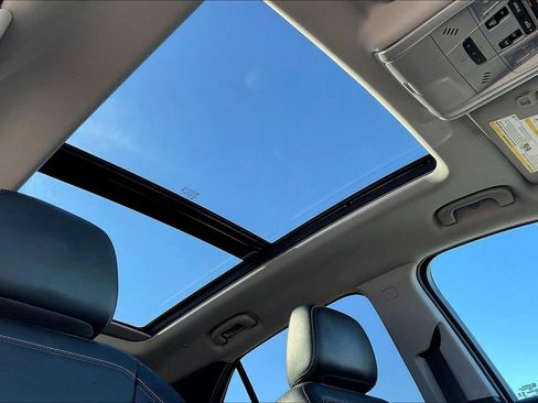 Used 2023 Chevrolet Equinox Premier image 17