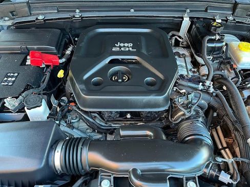 Used 2018 Jeep Wrangler Unlimited Sahara image 32