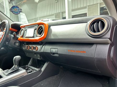 Used 2017 Toyota Tacoma SR5 w/ Tow Package RWD image 15
