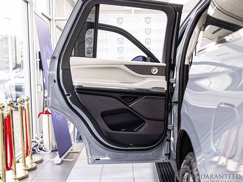 Used 2025 Lincoln Navigator Reserve image 33