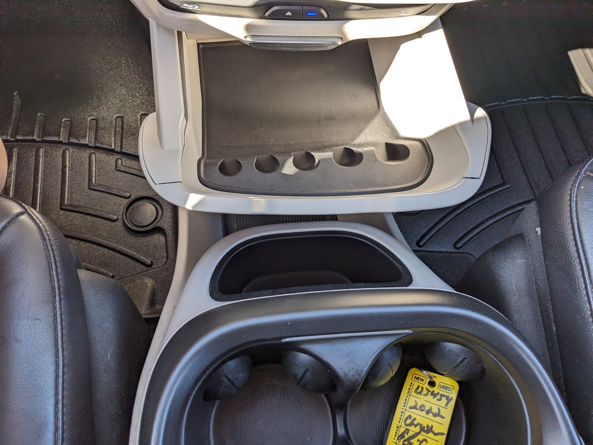 Used 2022 Chrysler Pacifica Touring-L w/ Uconnect Theater Family Group AWD/4WD image 35