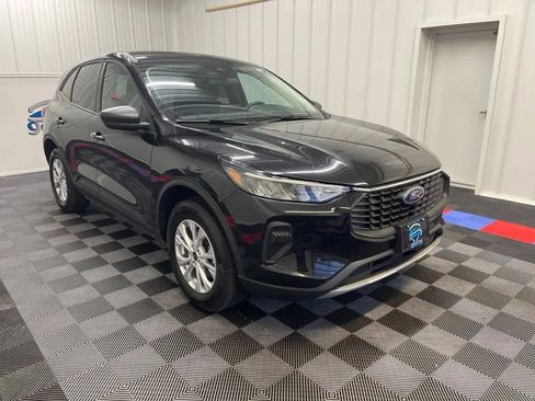 Used 2025 Ford Escape Active AWD/4WD image 2