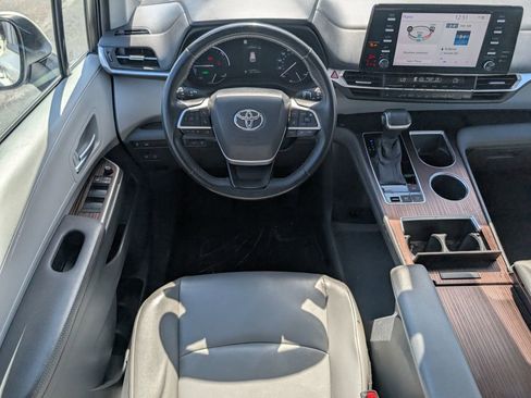 Used 2021 Toyota Sienna XLE image 11