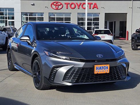 Used 2025 Toyota Camry SE w/ Convenience Package image 1