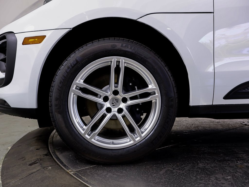 Certified 2025 Porsche Macan AWD/4WD image 24