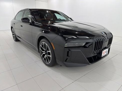 Used 2025 BMW 740i xDrive w/ Premium Package image 7
