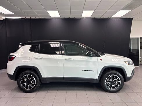 Used 2024 Jeep Compass Trailhawk AWD/4WD image 2