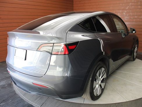 Used 2023 Tesla Model Y Long Range image 18