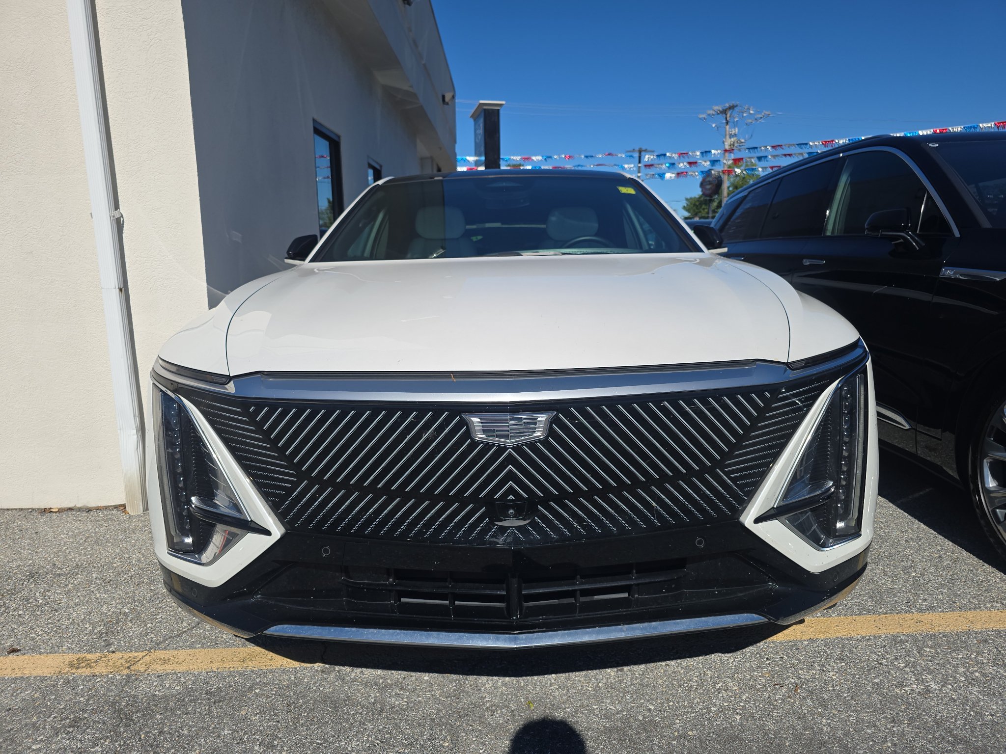 Used 2024 Cadillac Lyriq Luxury AWD/4WD image 3