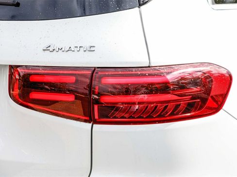 Used 2025 Mercedes-Benz GLB 250 4MATIC image 8