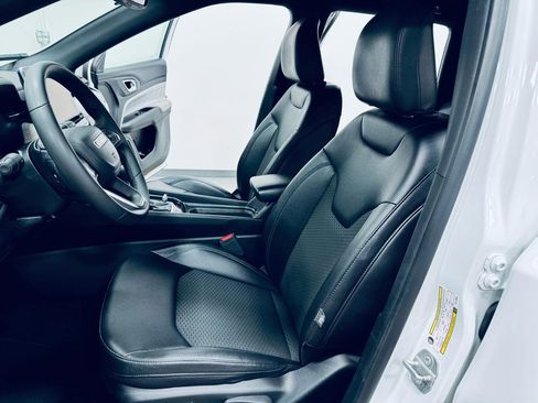 Used 2024 Jeep Compass Latitude image 30