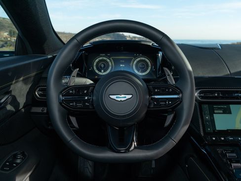 Used 2025 Aston Martin V8 Vantage Coupe RWD image 20