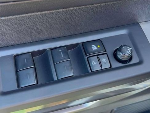 Used 2022 Toyota Tundra SR5 w/ SR5 Convenience Package AWD/4WD image 22