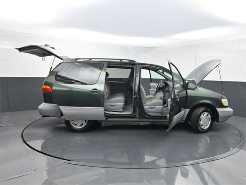 Used 2000 Toyota Sienna LE image 28