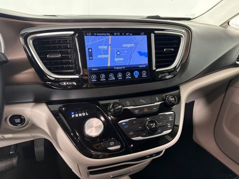 Used 2017 Chrysler Pacifica Touring-L FWD image 16