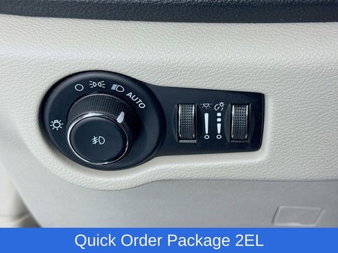 Used 2023 Chrysler Pacifica Touring-L image 12