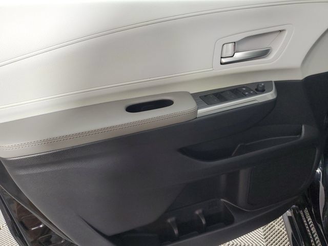Used 2026 Toyota Sienna XLE FWD image 19