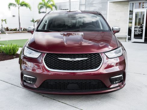 Used 2022 Chrysler Pacifica Limited w/ Uconnect Theater Family Group FWD image 4