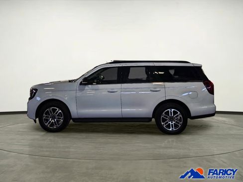 Used 2025 Ford Expedition Active AWD/4WD image 2