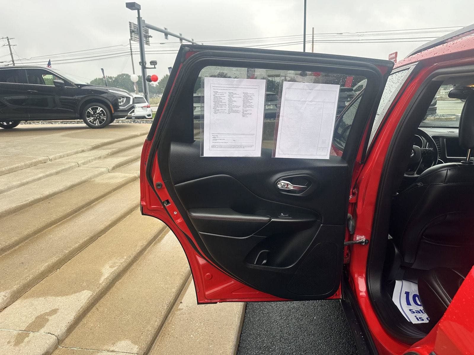 Used 2019 Jeep Cherokee Trailhawk AWD/4WD image 26