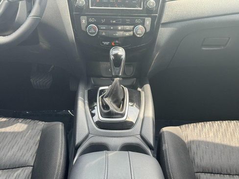 Used 2020 Nissan Rogue SV AWD/4WD image 16