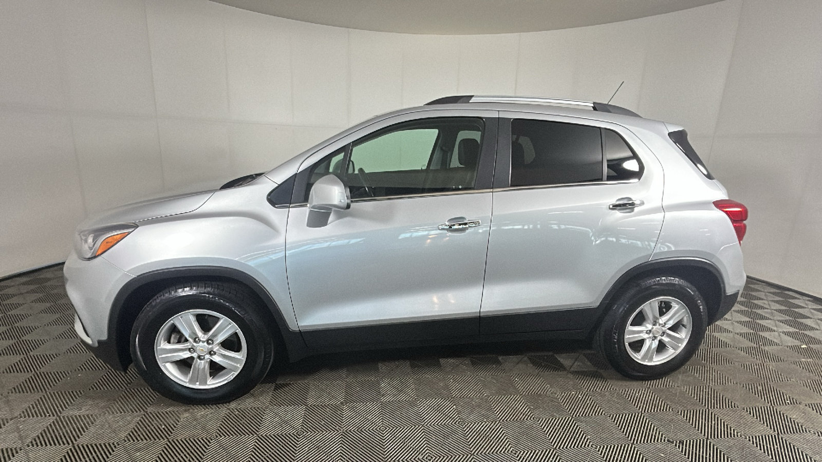 Used 2019 Chevrolet Trax LT w/ LT Convenience Package FWD image 7