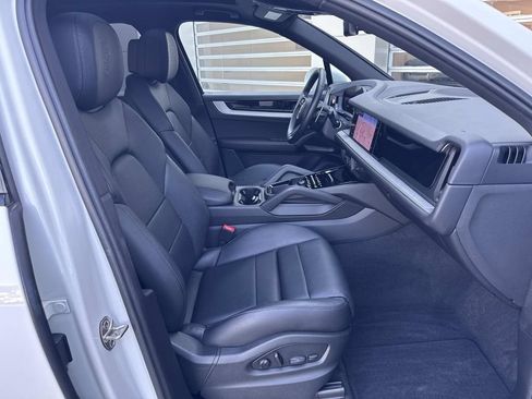 Used 2024 Porsche Cayenne w/ Premium Package AWD/4WD image 9