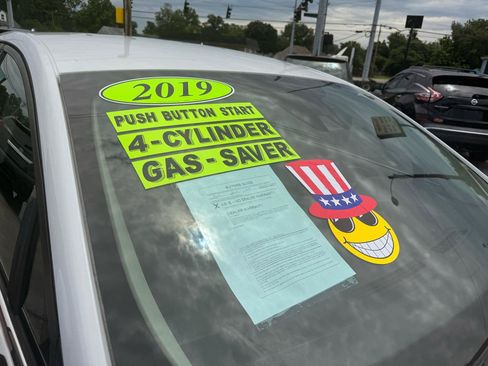 Used 2019 Ford Fusion SE FWD image 2