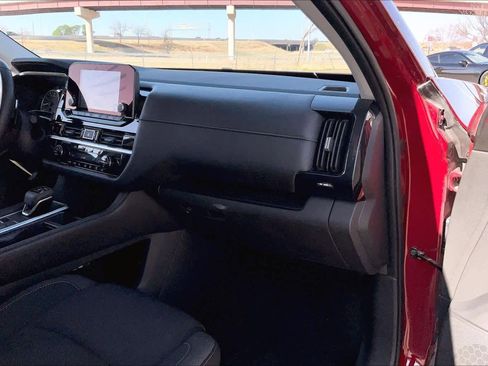 Used 2025 Nissan Pathfinder SV AWD/4WD image 16