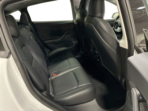 Certified 2022 Tesla Model Y Long Range AWD/4WD image 11