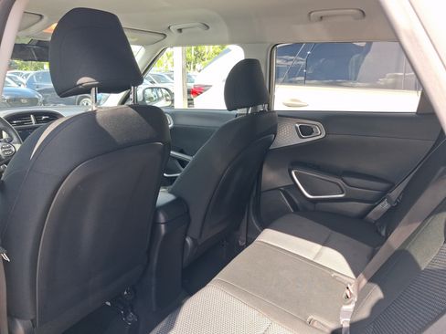 Used 2023 Kia Soul LX w/ LX Technology Package FWD image 6