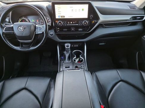 Used 2023 Toyota Highlander XLE image 25
