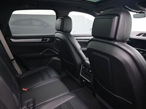 Certified 2023 Porsche Cayenne Platinum Edition AWD/4WD image 7