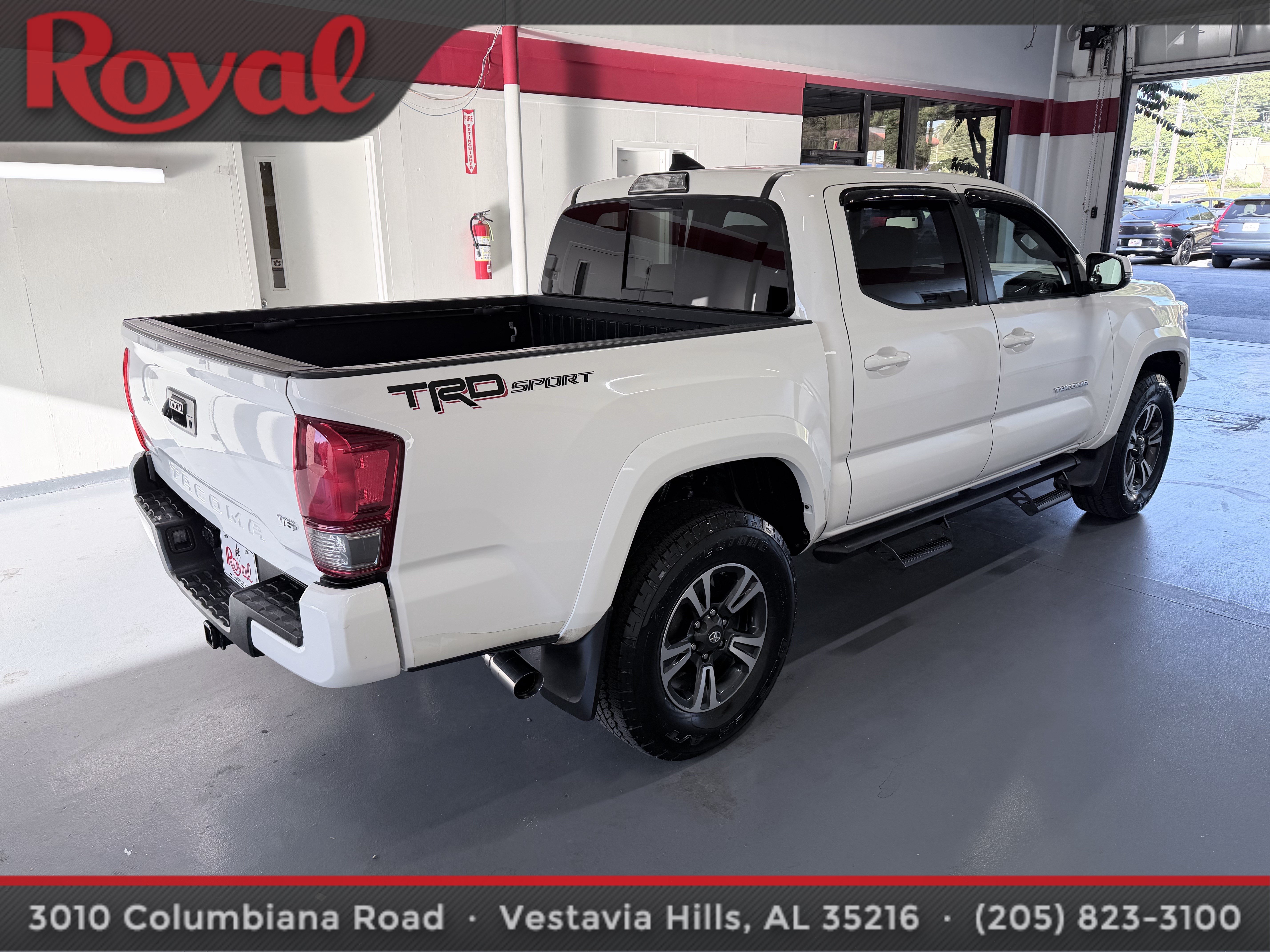 Used 2017 Toyota Tacoma TRD Sport w/ Tow Package RWD image 4