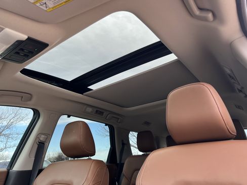 Used 2024 Nissan Pathfinder Platinum image 34