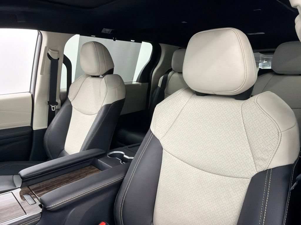 Used 2026 Toyota Sienna Limited FWD image 24