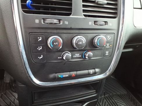 Used 2015 Dodge Grand Caravan SE image 21