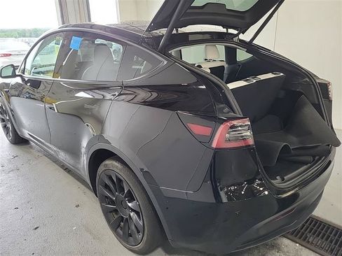 Used 2023 Tesla Model Y Long Range AWD/4WD image 2