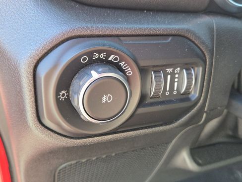 Used 2018 Jeep Wrangler Unlimited Sahara image 8