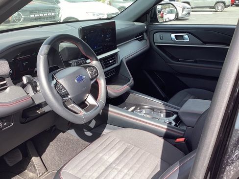 Used 2025 Ford Explorer ST-Line w/ ST-Line Street Pack image 10