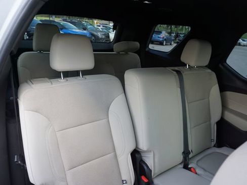 Used 2022 Chevrolet Traverse LS FWD image 11