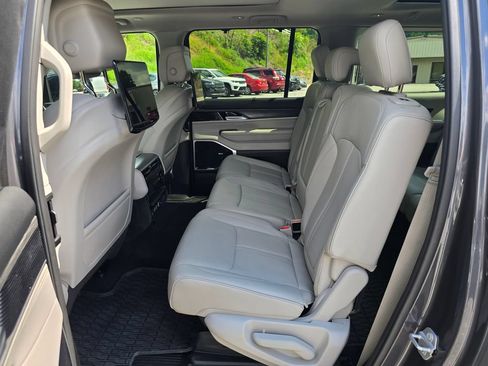 Used 2024 Jeep Wagoneer L Series III w/ Premium Group I AWD/4WD image 11