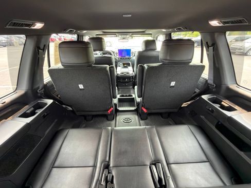 Used 2024 Toyota Sequoia Platinum AWD/4WD image 34