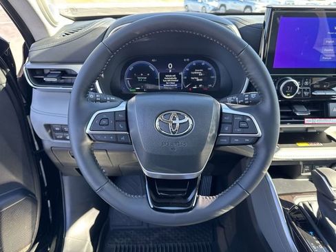 New 2026 Toyota Highlander Platinum image 13