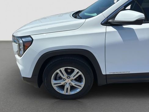 Used 2024 GMC Terrain SLE w/ Driver Convenience Package FWD image 10