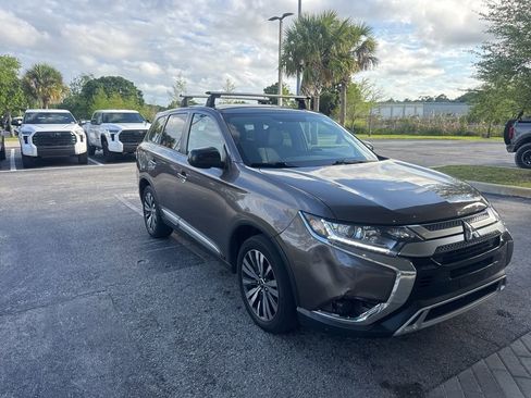 Used 2019 Mitsubishi Outlander ES image 2