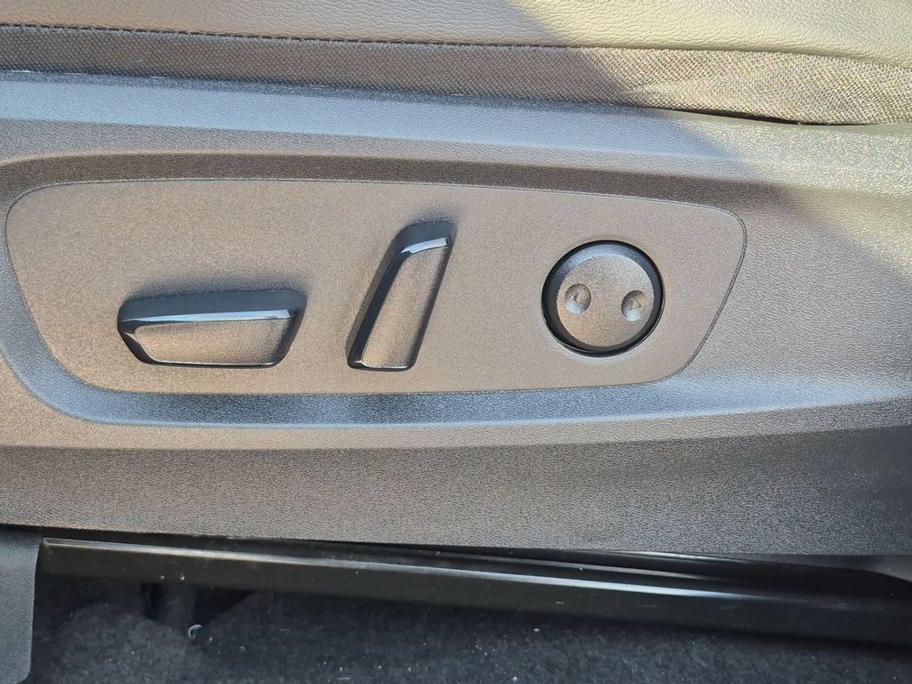 Used 2025 Nissan Pathfinder SL AWD/4WD image 16